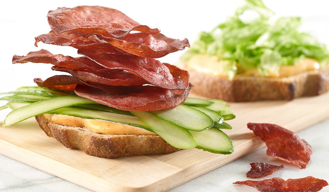 Salami croustillant sur une assiette