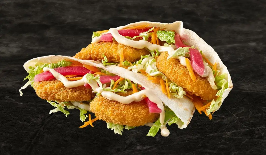 Pita garni de filets de poulet panés, légumes marinés et sauce tarator.