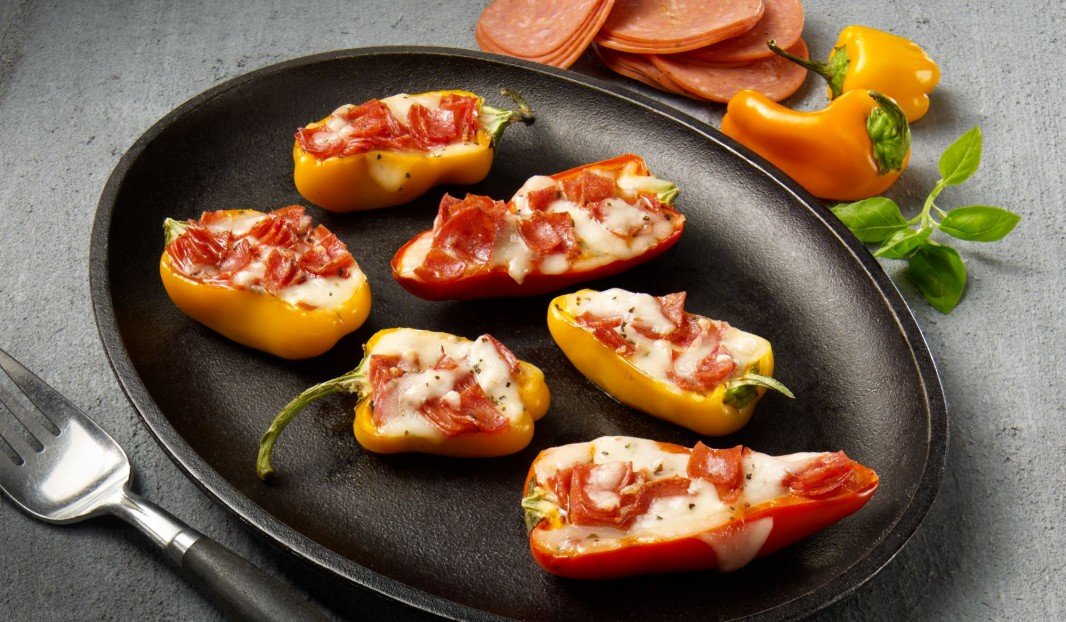 Mini poivrons farcis au pepperoni fondant et fromage doré
