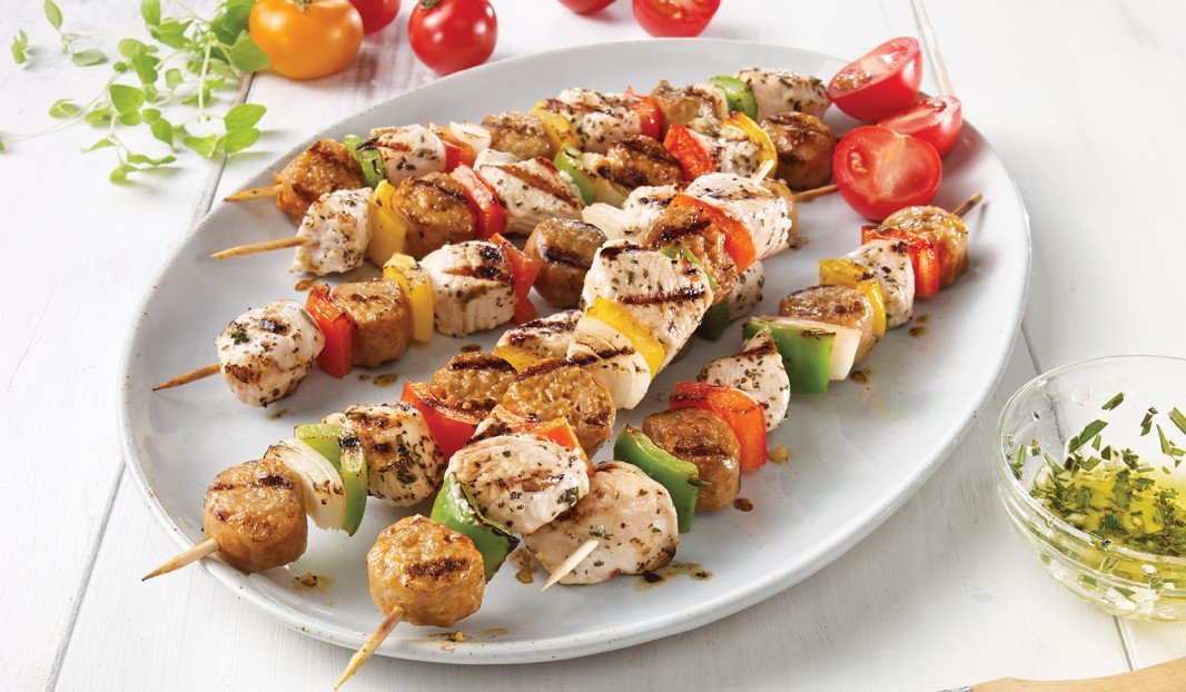 Brochettes de dinde et saucisses italiennes avec poivrons et oignons