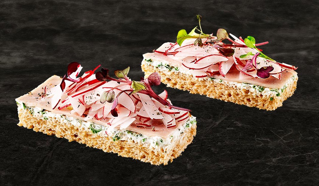 Rectangles radis-dindon sur une assiette