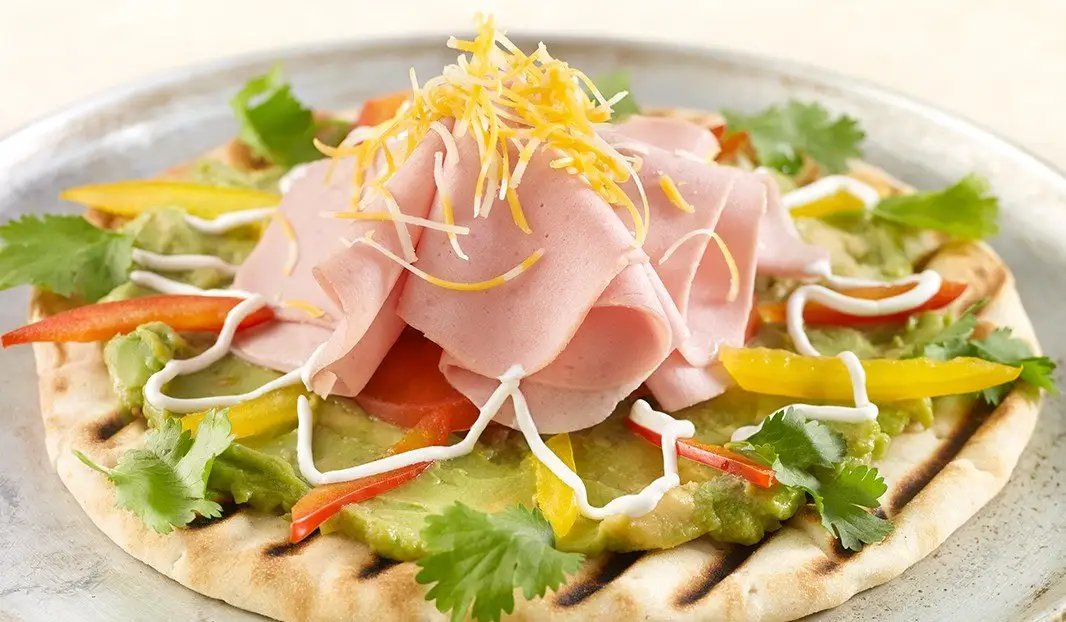 Sandwich sombrero au pain grillé, guacamole et charcuterie
