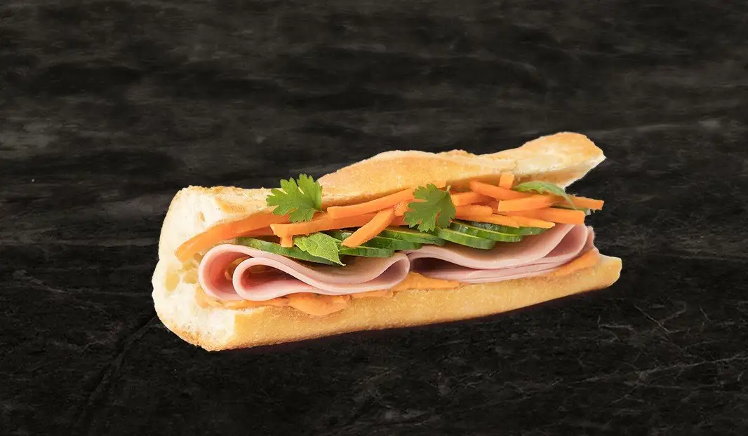Bánh mì au jambon, concombre, carottes râpées et coriandre.