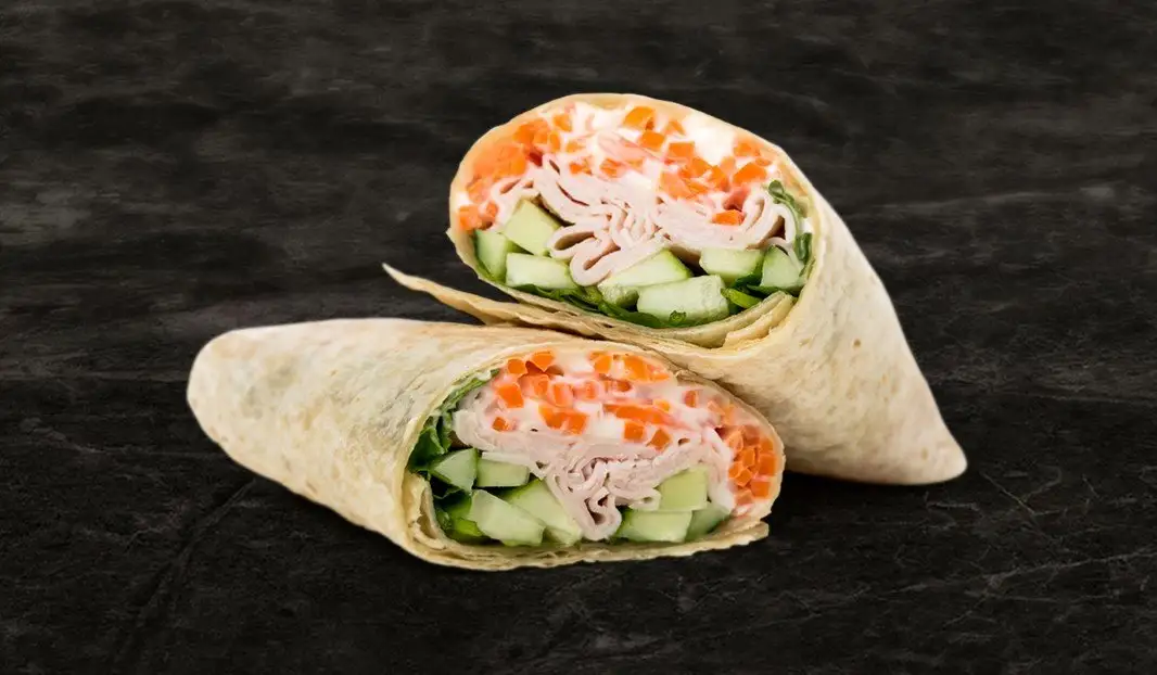 Wrap à la dinde fumée, carottes râpées et mayonnaise au gingembre