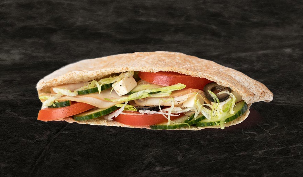 Pita garni de poulet fumé, feta, olives, tomates, concombres et laitue.