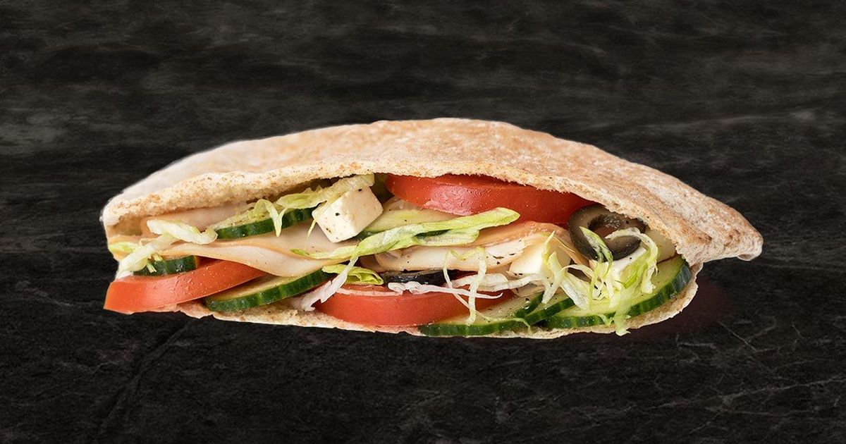 Stuffed pita Greek salad with smoked chicken | Olymel