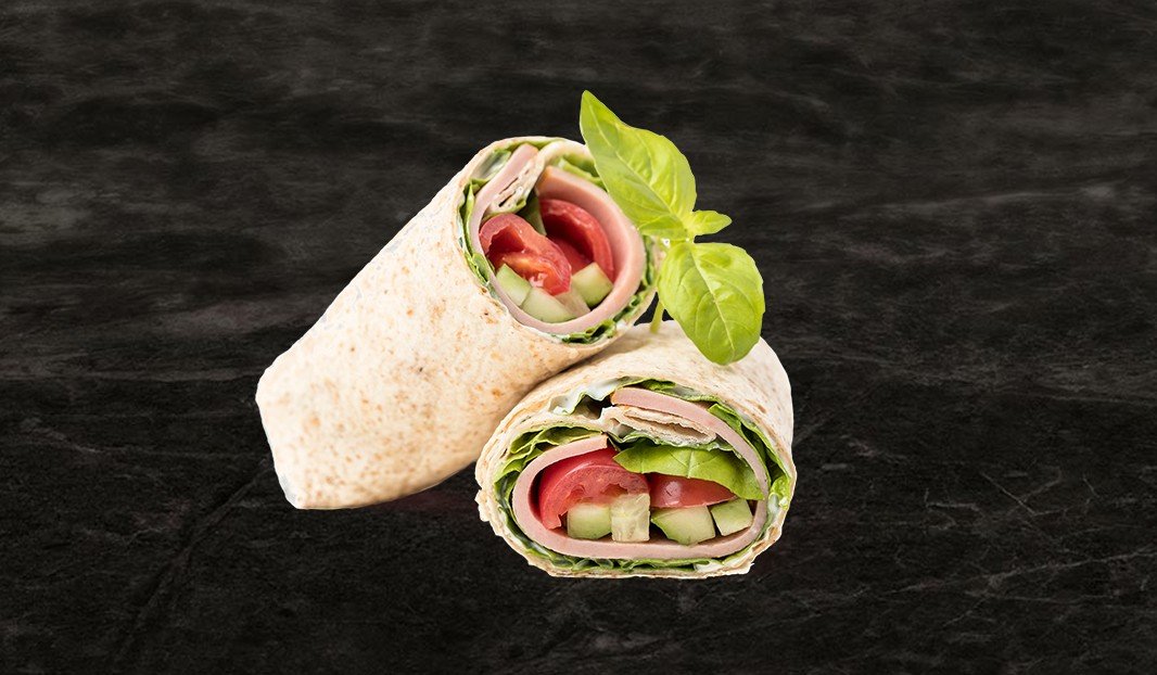 Demi-wrap aux légumes frais, basilic sur le dessus