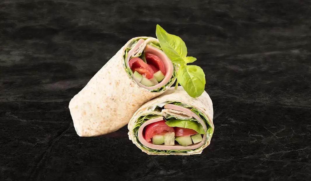 Demi-wrap aux légumes frais, basilic sur le dessus