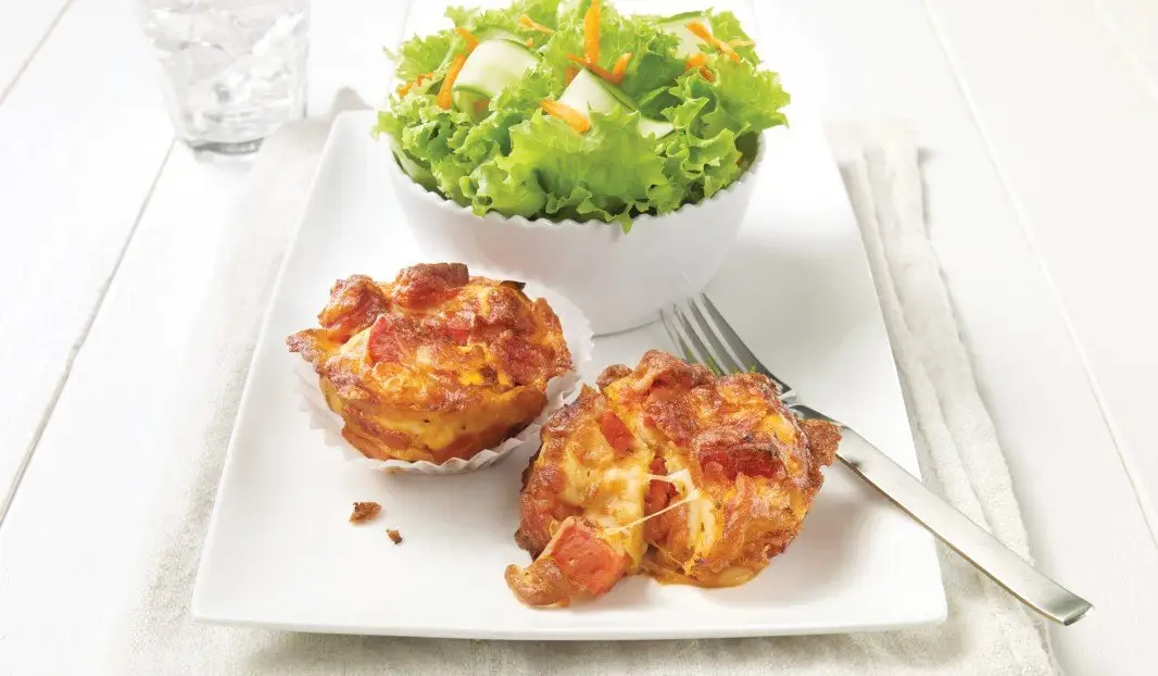 Muffins pizza dorés garnis de pepperoni et fromage fondant