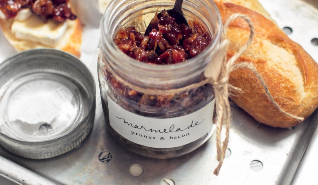 Marmelade au bacon et prunes noires dans un pot en verre
