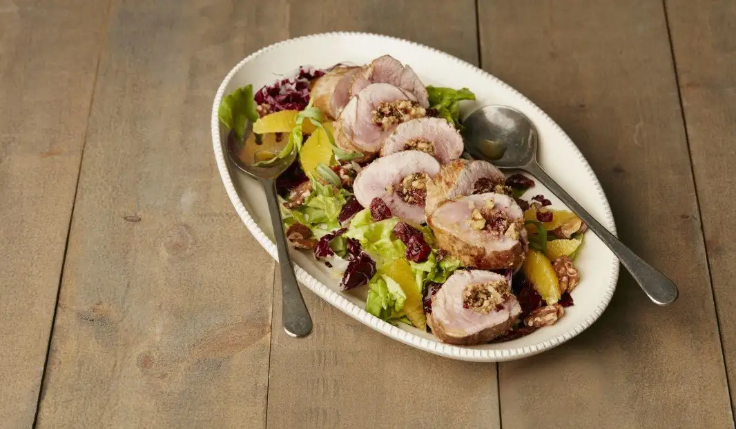 Filets de porc farcis aux canneberges et noix, servis avec sauce à l’orange