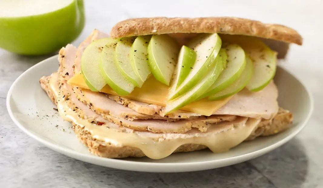 Sandwich à la dinde, pomme verte, gouda et pain multigrains.