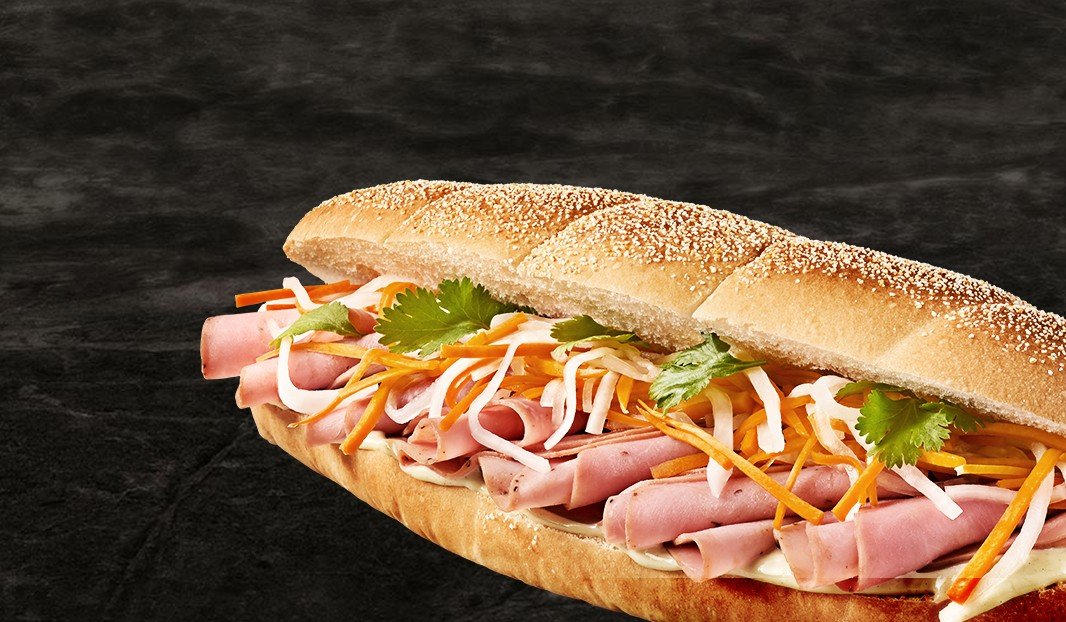 Sandwich baguette au jambon, carottes, coriandre et mayonnaise.