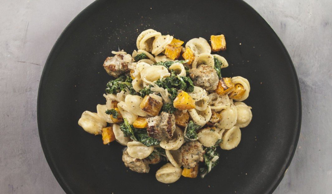 Assiette d’orecchiettes avec courge rôtie, kale et saucisse italienne