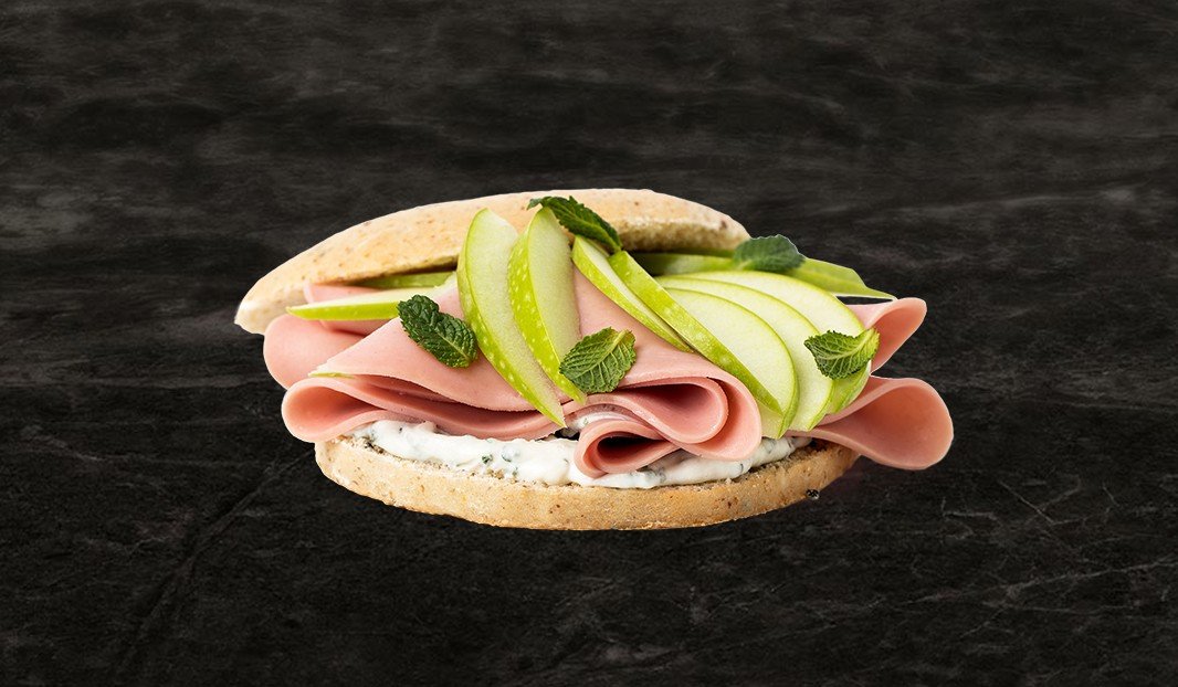 Sandwich au simili-poulet, pomme verte, tartinade et menthe fraîche.