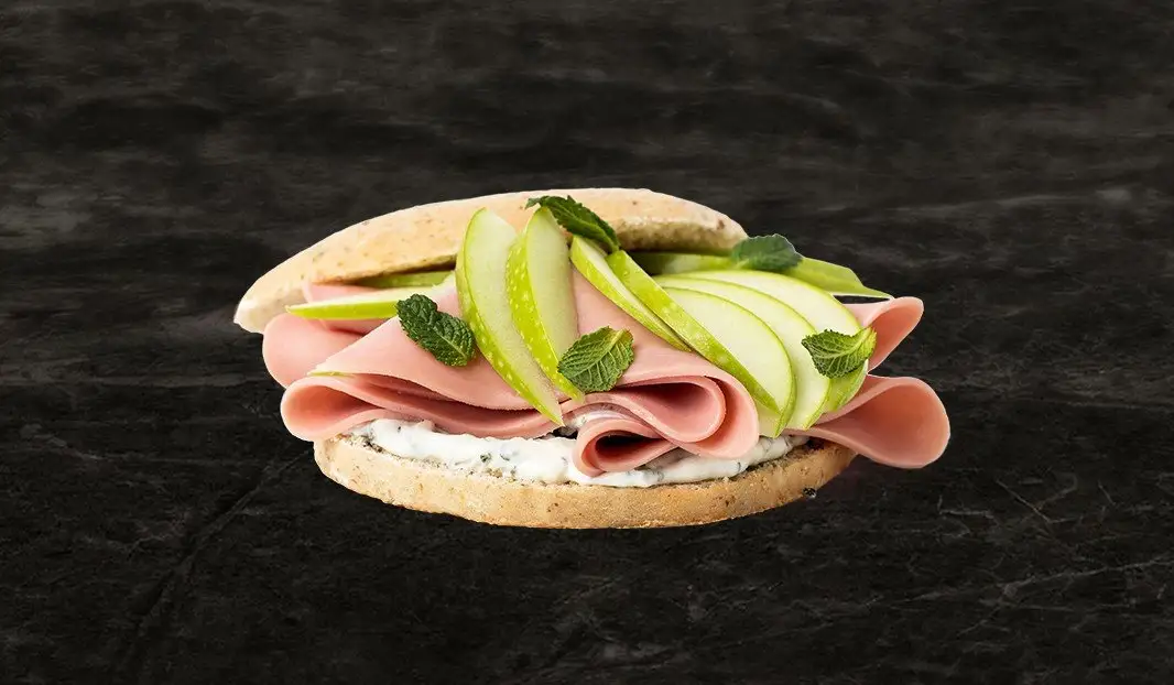 Sandwich au simili-poulet, pomme verte, tartinade et menthe fraîche.