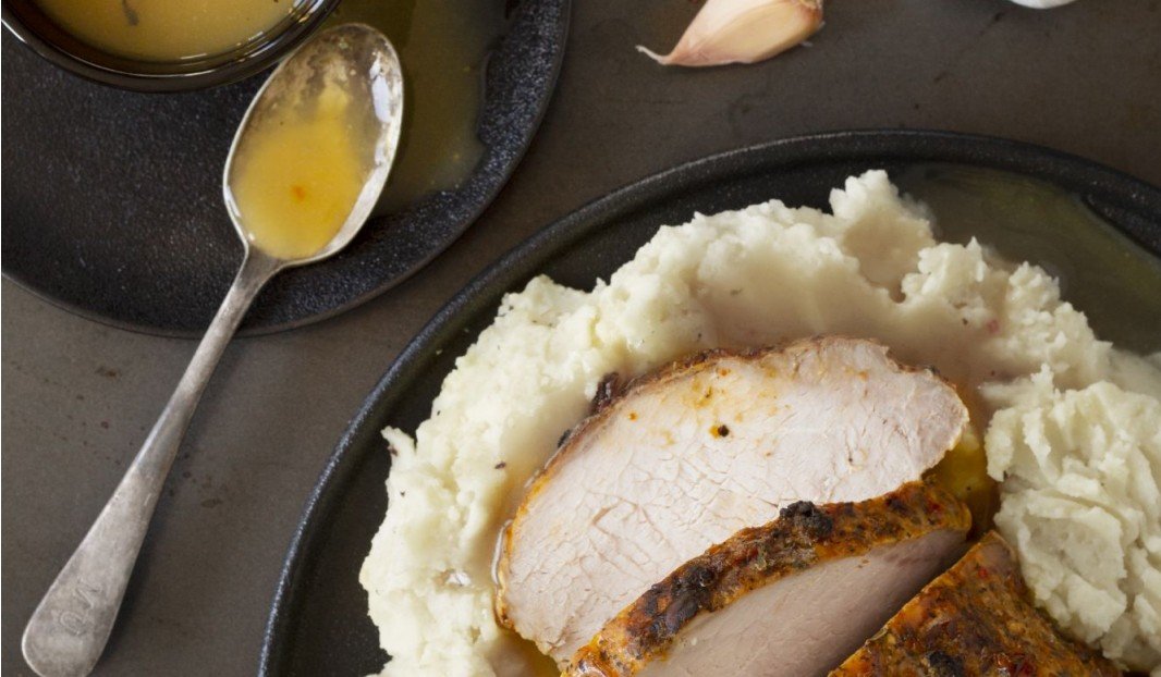 Rôti de porc aux fines herbes avec purée de pommes de terre