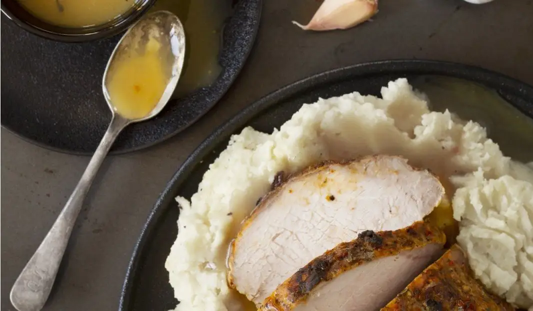 Rôti de porc aux fines herbes avec purée de pommes de terre