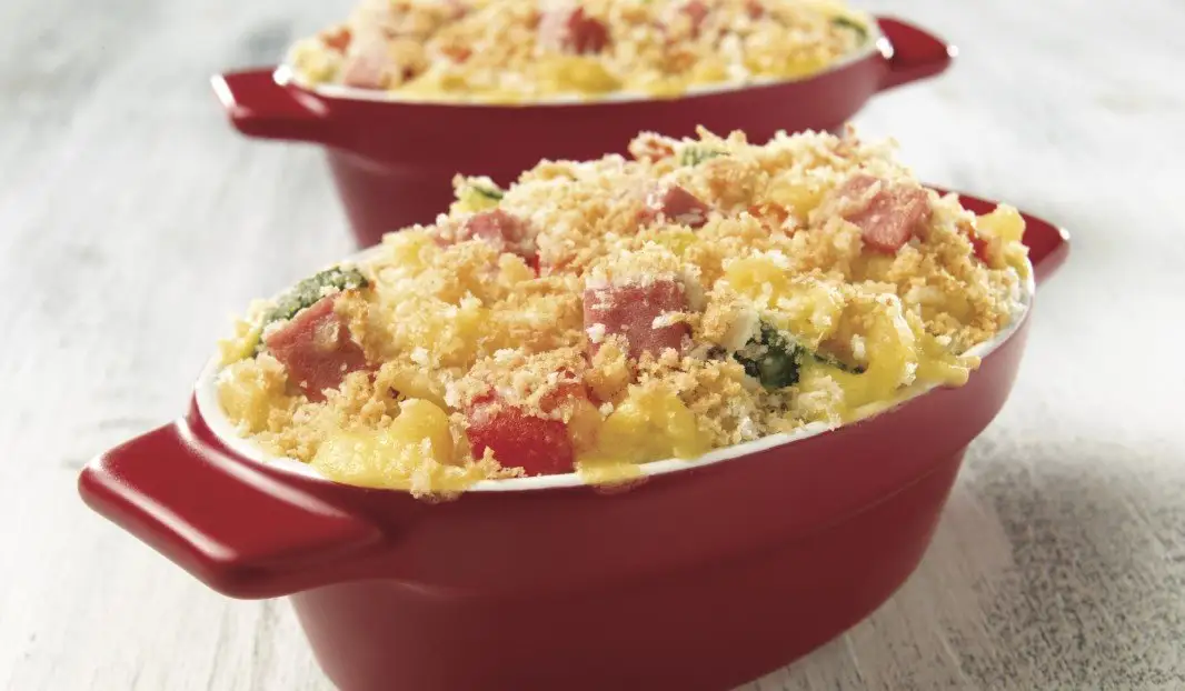 Casserole gratinée de macaroni au fromage et bologne croustillant