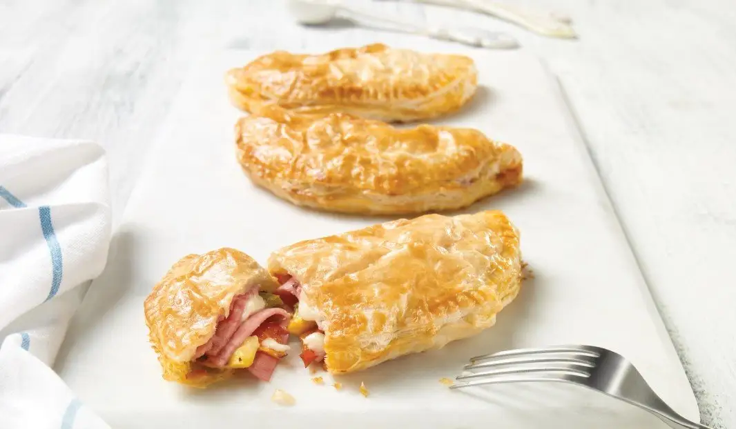 Feuilleté doré garni de salami, légumes rôtis et fromage fondant