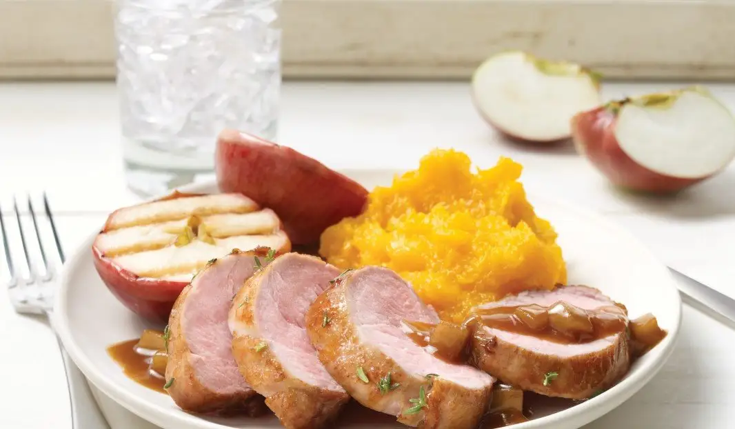 Médaillons de porc nappés de sauce aux pommes caramélisées