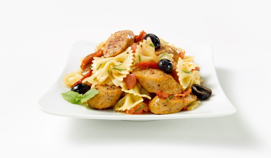 Pâtes sautées avec saucisses italiennes, tomates et olives noires