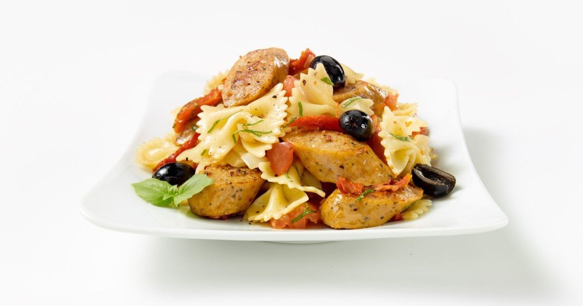 Pasta sauteed with bratwurst sausage and tapenade | Olymel