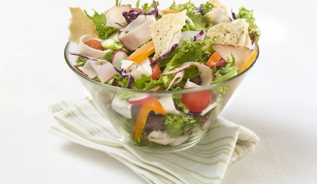 Salade aux légumes et charcuteries
