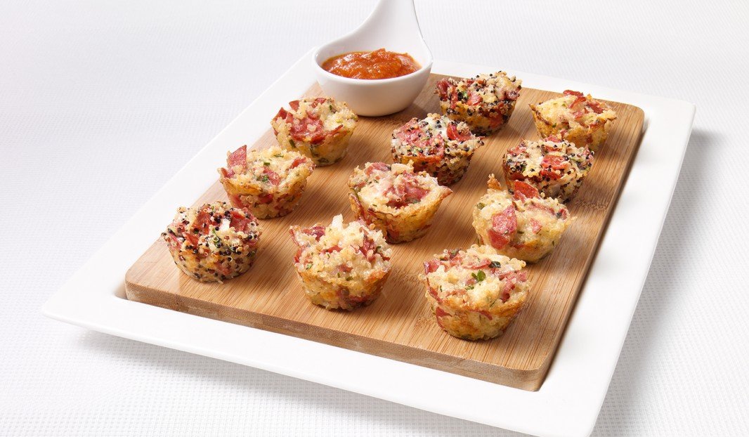Mini bouchées de quinoa au pepperoni servies avec sauce marinara