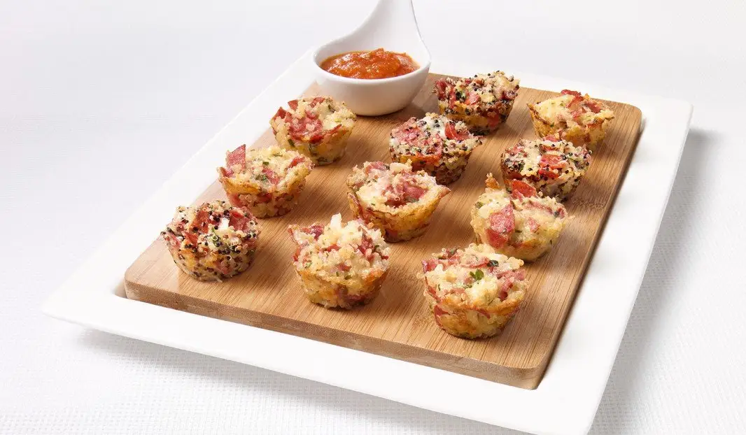 Mini bouchées de quinoa au pepperoni servies avec sauce marinara