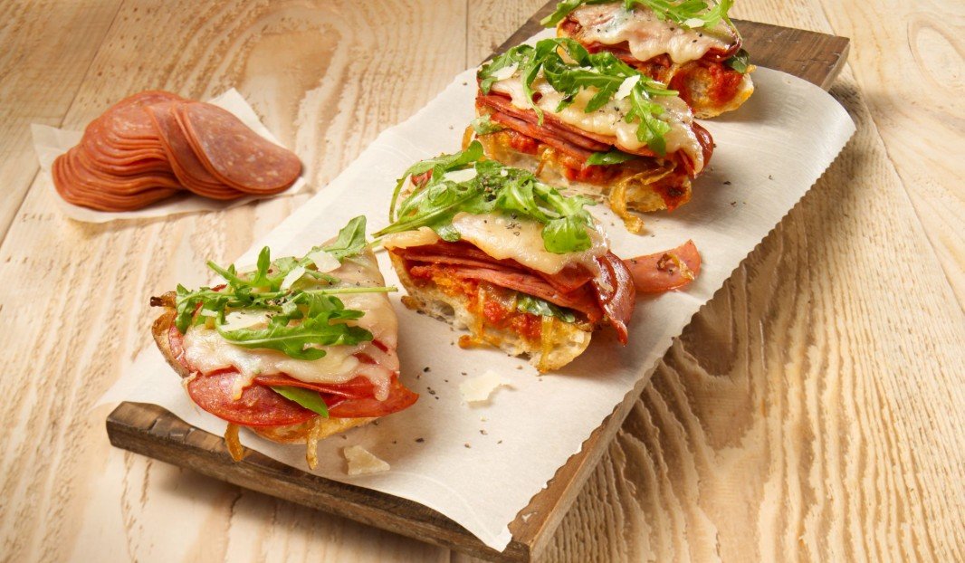 Pizza ciabatta garnie de pepperoni et roquette