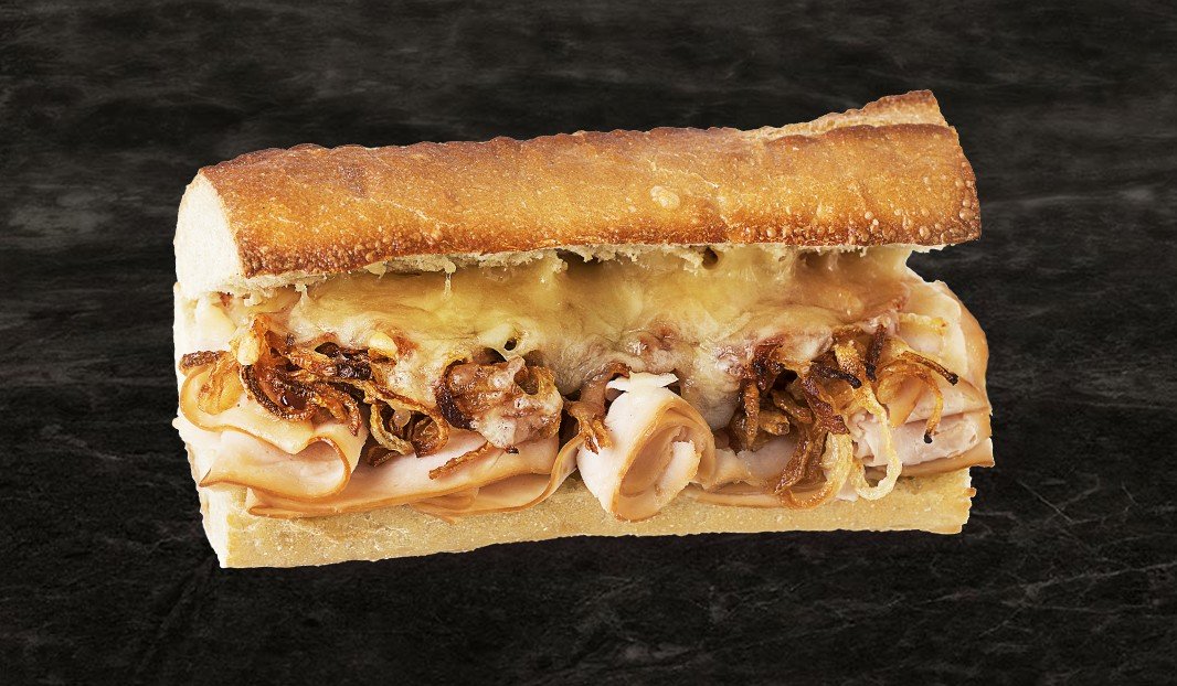 Baguette fondante avec poulet fumé et oignon confit.