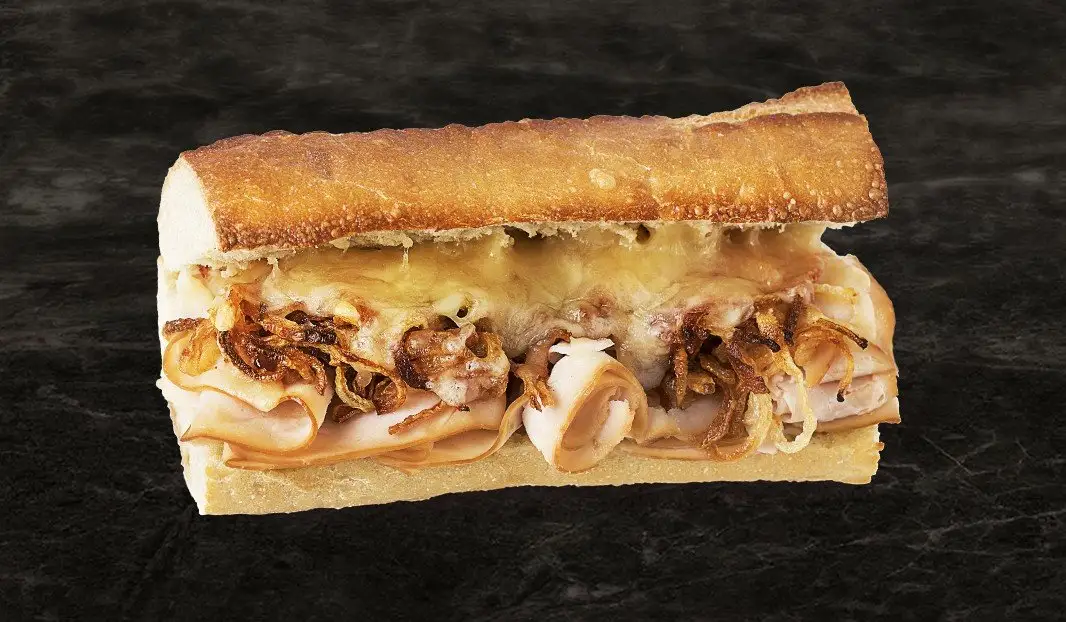 Baguette fondante avec poulet fumé et oignon confit.