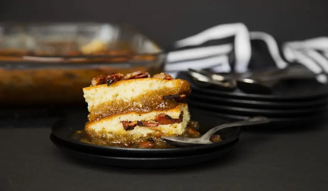 Tranche de pouding chômeur au bacon avec sauce caramel.