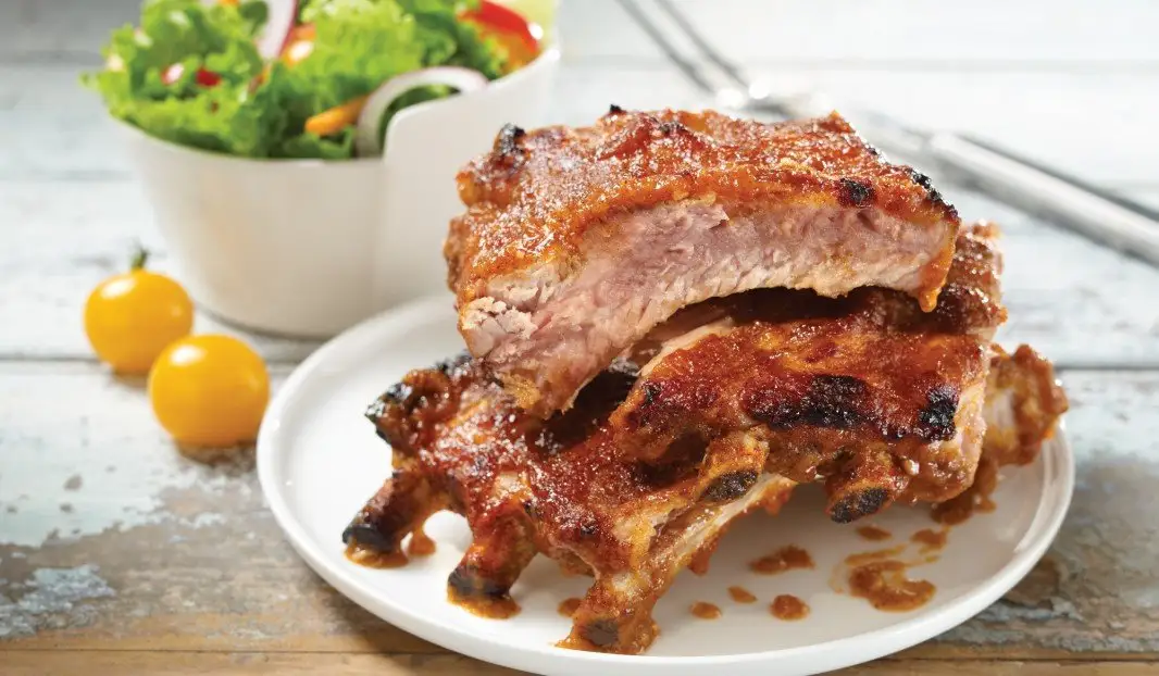 Côtes levées caramélisées avec sauce aux pommes et BBQ