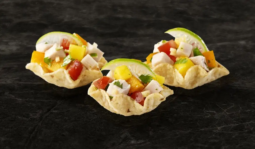 Coquilles de maïs garnies de dindon, mangue, tomate et coriandre.