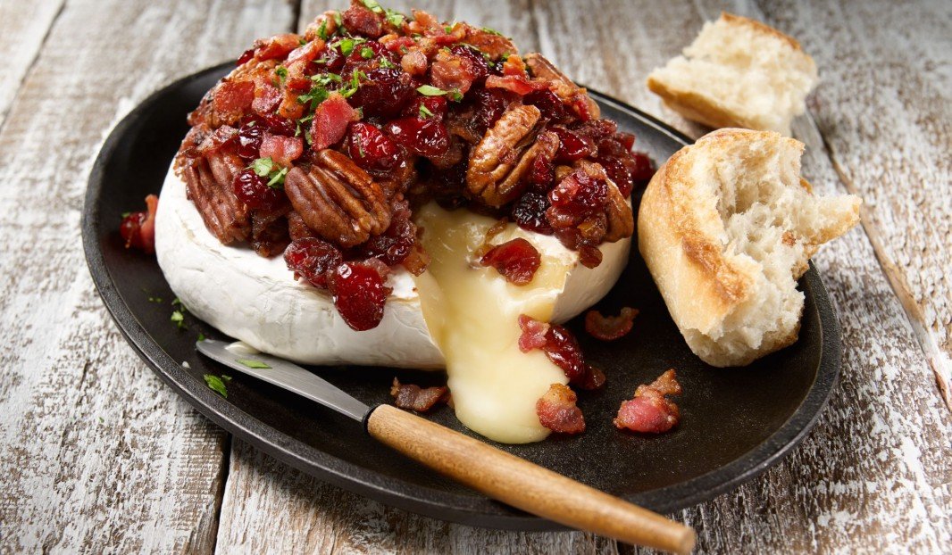 Brie fondant garni de canneberges, bacon et pacanes