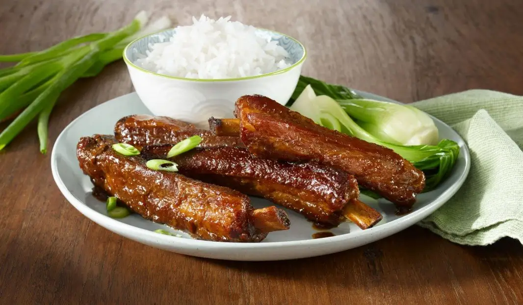 Côtes levées glacées avec riz et bok choy.