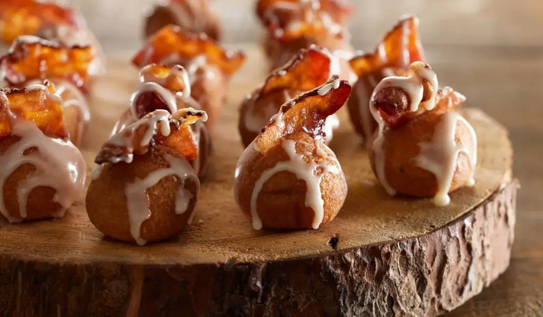 Mini beignets glacés à l’érable garnis de bacon caramélisé
