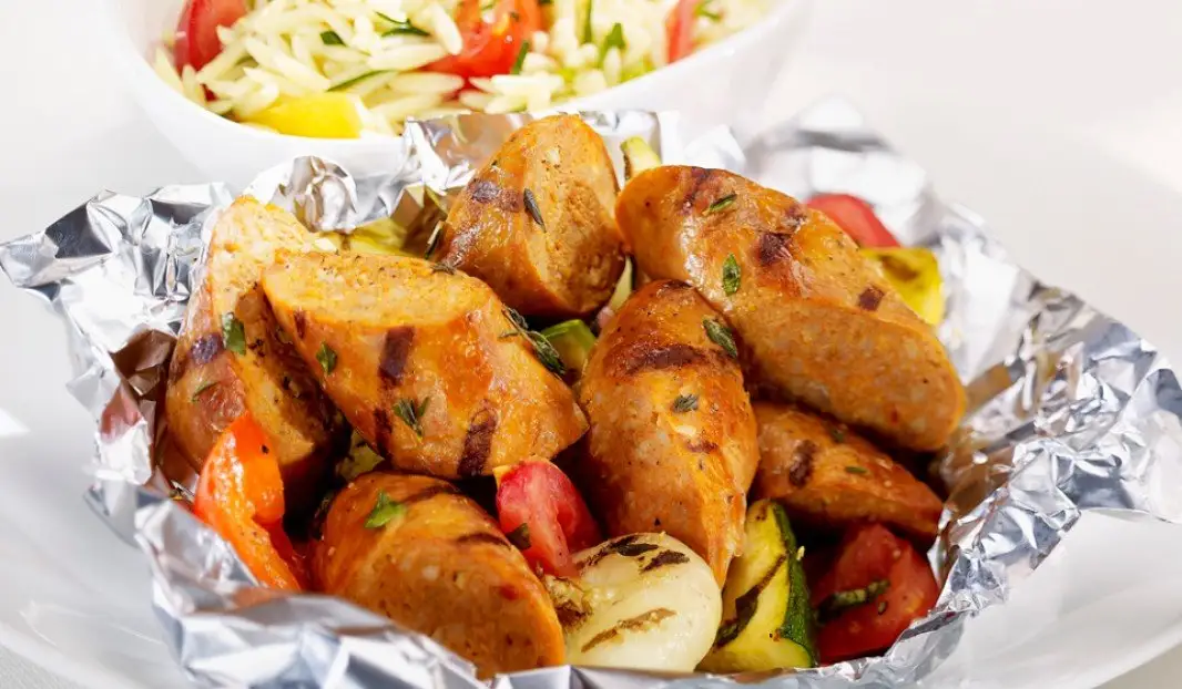 Papillote de saucisses grillées avec légumes colorés et fines herbes