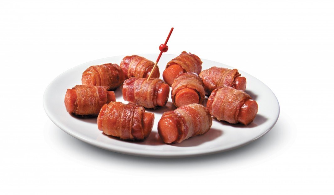 Bouchées de saucisses fumées enroulées de bacon croustillant