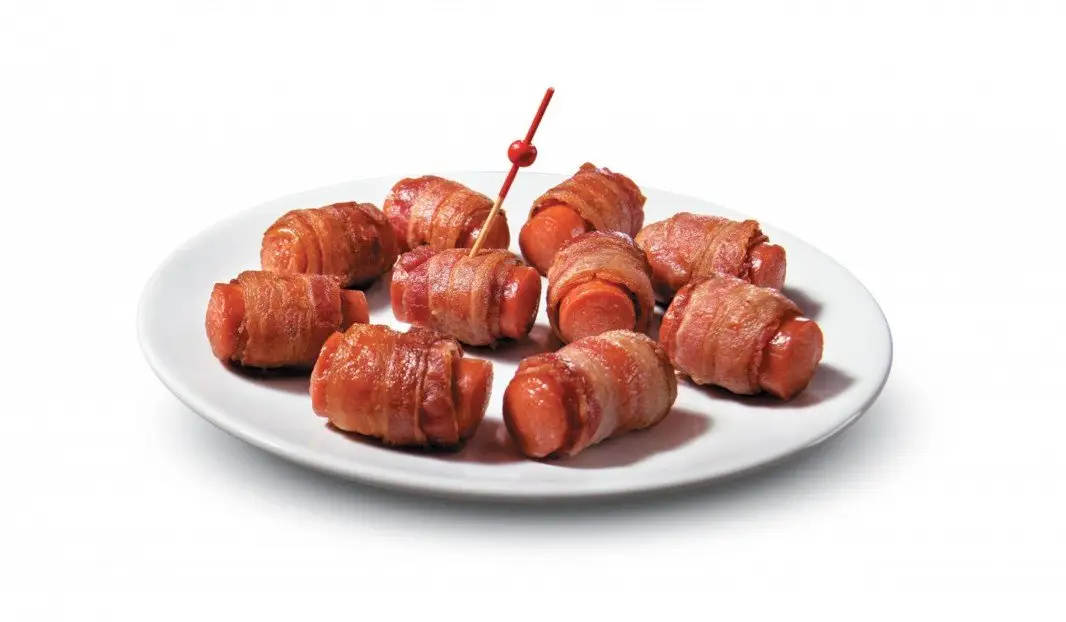 Bouchées de saucisses fumées enroulées de bacon croustillant