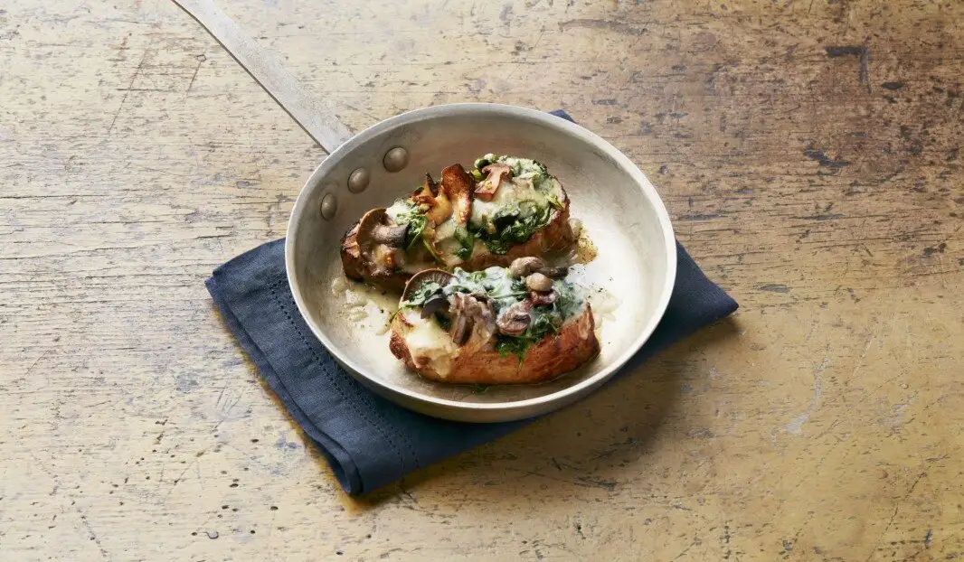 Longe de porc garnie d’épinards, champignons et fromage, servie avec sauce aux pommes