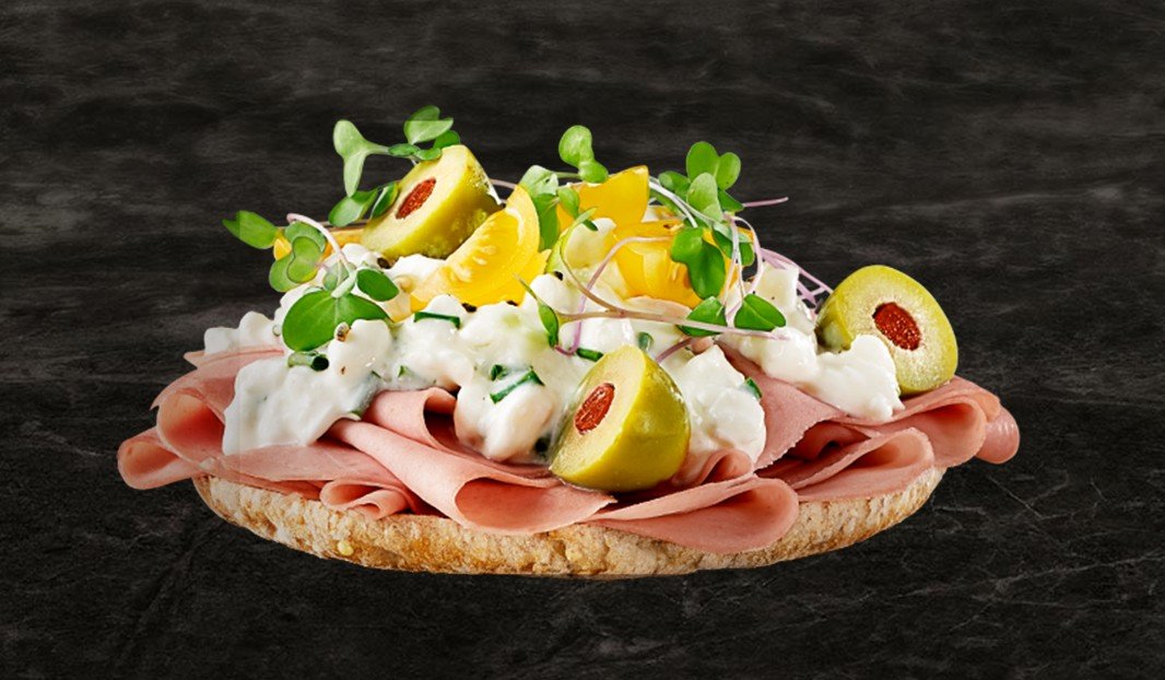 Tartine simili poulet, ricotta et olives vertes