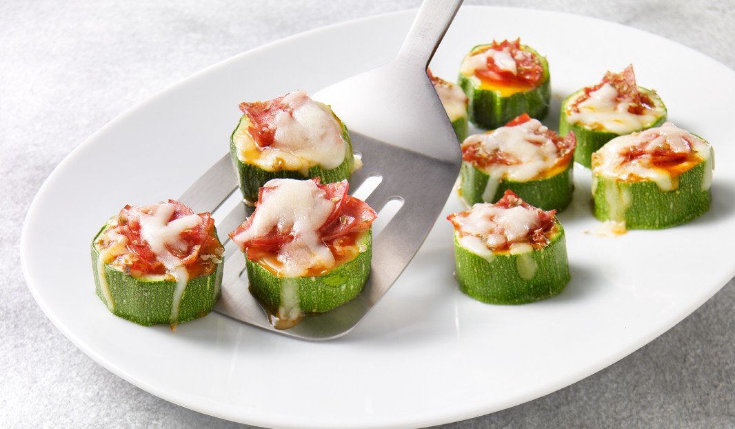 Rondelles de courgette garnies de sauce, pepperoni et fromage