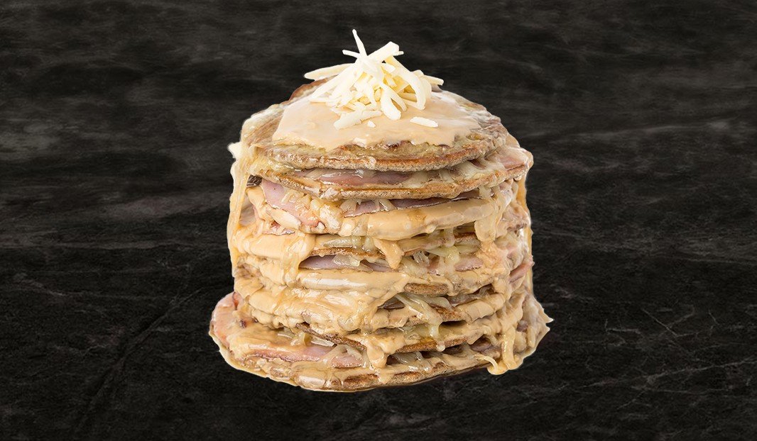 Gâteau de crêpes au jambon et beurre d’érable, en étages.