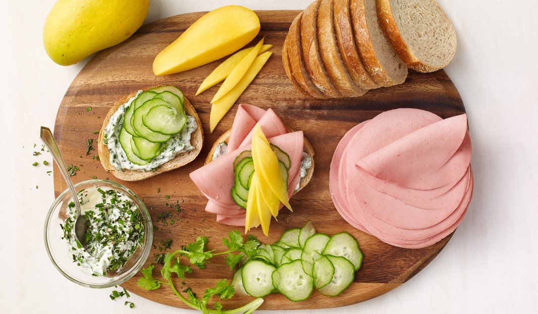 Sandwich au bologne, mangue, concombre et coriandre sur pain de seigle