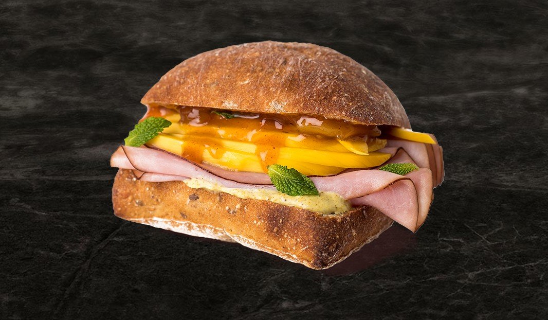 Mini sandwich au jambon, mangue, menthe et sauces colorées.