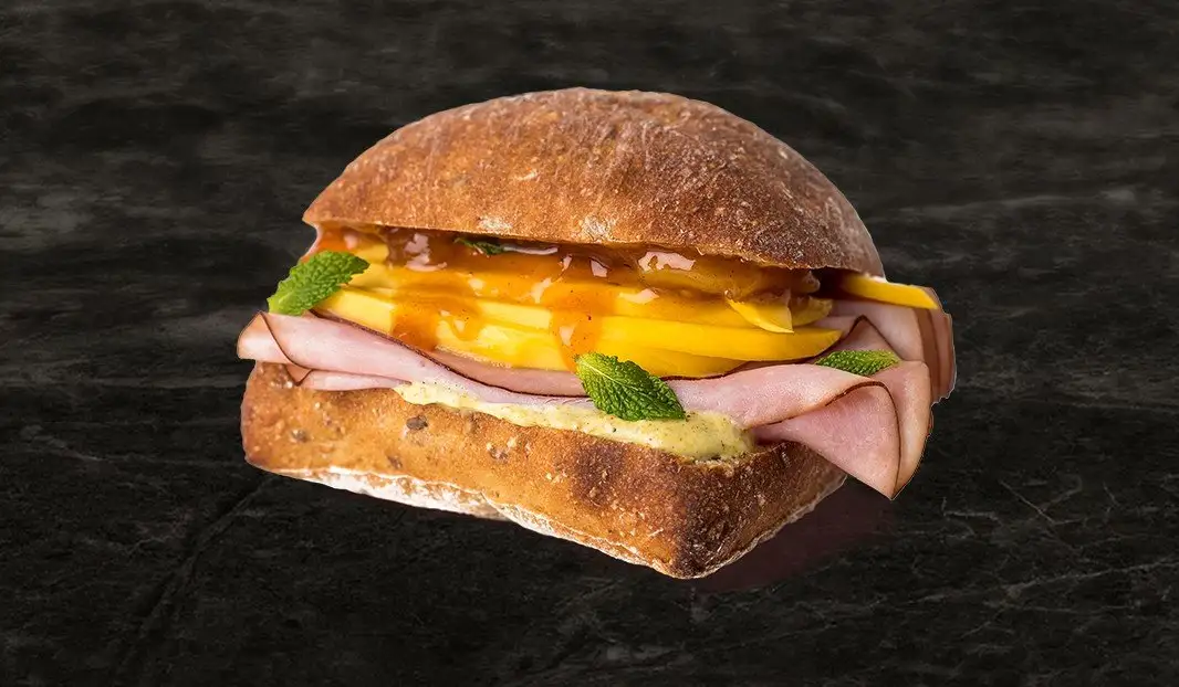Mini sandwich au jambon, mangue, menthe et sauces colorées.