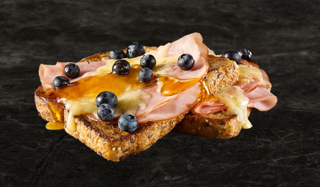 Tartines au fromage fondu, jambon, bleuets et filet de miel.